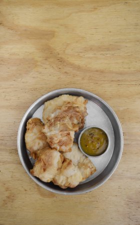 Téléchargez les photos : De la nourriture frite. Vue du dessus du poulet frit à la moutarde dans un plat en métal sur la table en bois. - en image libre de droit