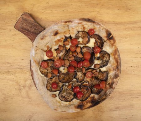Foto de Vista superior de una pizza con queso mozzarella, tomates cherry y berenjena asada. - Imagen libre de derechos