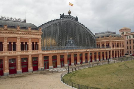 Foto de Ciudad vacía. Fachada del edificio de la estación de tren de Atocha vacía en Madrid, España. - Imagen libre de derechos