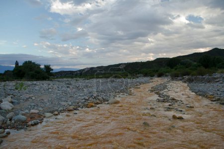 Téléchargez les photos : Environnemental. Vue sur la rivière jaune qui traverse la vallée rocheuse, les montagnes et la forêt au coucher du soleil. - en image libre de droit