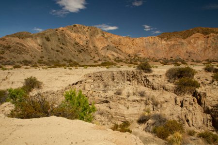 Foto de Vista del árido desierto, acantilados rocosos y montañas, en un caluroso día soleado. - Imagen libre de derechos