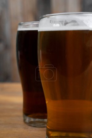 Téléchargez les photos : Brew. Vue rapprochée de deux bières, une bière ambre et un ipa. - en image libre de droit