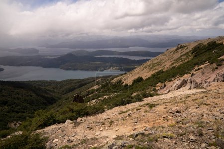 Téléchargez les photos : Vue sur la vallée, la forêt et le lac Nahuel Huapi depuis le sommet de la colline Bella Vista à Bariloche, Patagonie Argentine. - en image libre de droit
