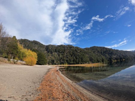 Belle vue sur la forêt, la rive sablonneuse du lac, la plage vide et le lac Espejo Chico, par une journée ensoleillée d'automne à Neuqun, Patagonie Argentine.