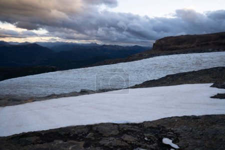 Téléchargez les photos : Paysage alpin. Vue de la colline de Tronador et du glacier Castano Overo au lever du soleil dans la Cordillère des Andes, Patagonie Argentine. - en image libre de droit
