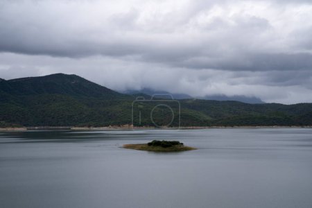 Foto de Hermosa vista de la presa Cabra Lago plácido Corral y verdes colinas en un día nublado. - Imagen libre de derechos