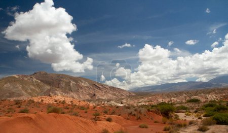 Geologie. Bunte Hügel in der trockenen Wüste unter einem schönen Himmel.