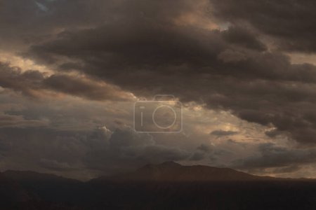 Téléchargez les photos : Coucher de soleil spectaculaire dans les montagnes. Vue sur la chaîne de montagnes des Andes et ciel nuageux avec de belles couleurs de tombée de la nuit. - en image libre de droit