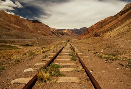 Téléchargez les photos : Chemin de fer dans le désert aride et sec. Train Chemin de fer à travers la vallée et les montagnes des Andes à Mendoza, Patagonie Argentine. - en image libre de droit