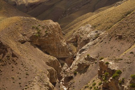 Téléchargez les photos : Géologie. Vue sur les falaises rocheuses hautes dans les montagnes arides et l'herbe jaune en automne. - en image libre de droit
