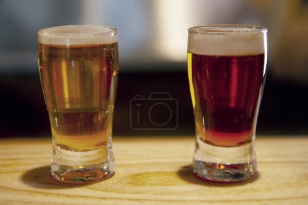 Foto de Muestras de cerveza. Vista de cerca de una miel y vasos de cerveza ámbar. - Imagen libre de derechos