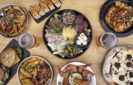 Foto de Banquete. Vista superior de la mesa del restaurante con una gran variedad de platos y sabores. - Imagen libre de derechos