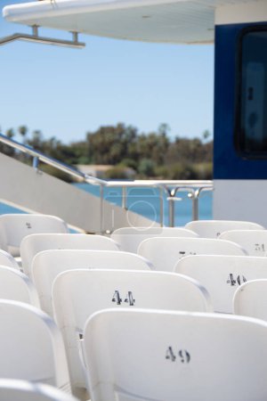 Unbesetzte Sitze auf dem touristischen Kreuzfahrtschiff an der Ebro-Mündung in Spanien