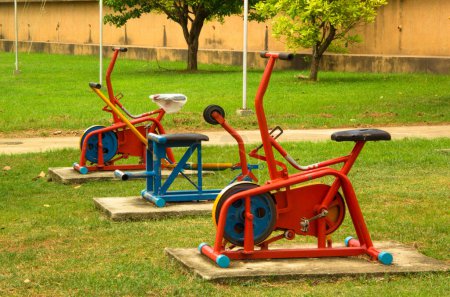 Foto de Equipos de ejercicio en el parque público - Imagen libre de derechos