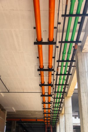 Systèmes de tuyaux, pipeline sur le plafond du bâtiment
.