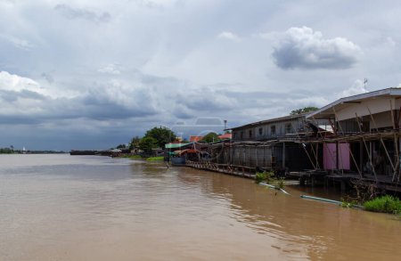 Téléchargez les photos : Anciennes communautés le long de la rivière Chaopraya en Thaïlande - en image libre de droit