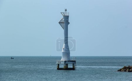 weißer Leuchtturm am Meer und blauer Himmel in Thailand