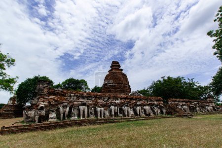 La antigua pagoda en el parque histórico de Ayutthaya Tailandia
