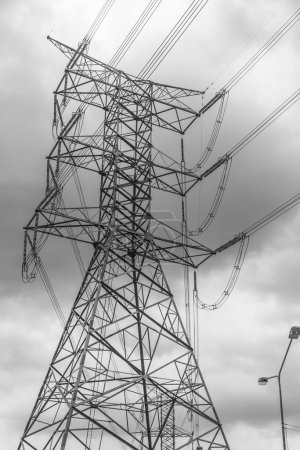Foto de Torre de alta tensión, líneas eléctricas de alta tensión en el fondo azul. - Imagen libre de derechos