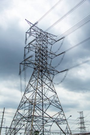 Foto de Torre de alta tensión, líneas eléctricas de alta tensión en el fondo azul. - Imagen libre de derechos