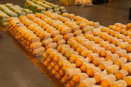 Gruppe von gelben Papayas zum Verkauf in Fruchtmachet in Thailand