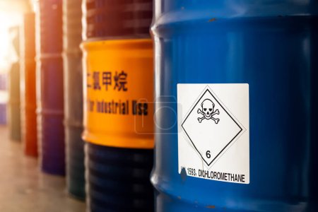 Téléchargez les photos : Étiquette de toxicité, symbole d'avertissement chimique dangereux sur le baril de produit chimique montrer la prudence pour l'utilisation. Utilisation industrielle et recherche scientifique. - en image libre de droit