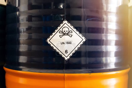 Téléchargez les photos : Étiquette de toxicité, symbole d'avertissement chimique dangereux sur le baril chimique montrer la prudence pour l'utilisation. - en image libre de droit