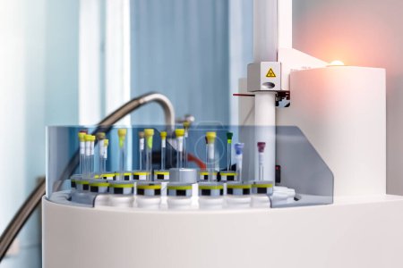Foto de La luz naranja indica el estado de carga de una muestra con automatización de espectroscopia RMN para análisis avanzados, química, bioquímica e investigación científica. - Imagen libre de derechos