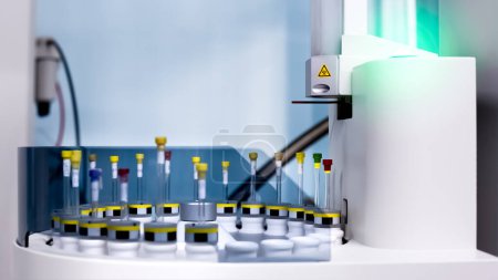 Foto de La luz verde indica disposición para cargar muestras en espectroscopia automatizada de RMN para análisis avanzados, química, bioquímica e investigación científica. - Imagen libre de derechos