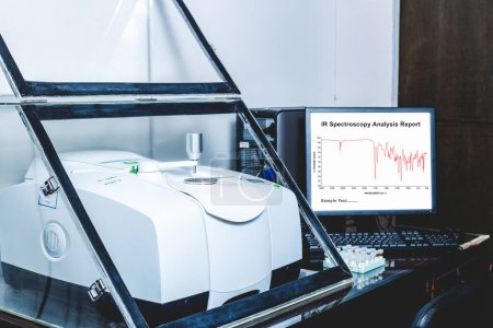 Fourier Transform Infrared Spectroscopy FTIR Instrument mit dem IR-Spektrum der Probe wurde analysiert, wie auf dem Monitor dargestellt. FTIR wurde verwendet, um die chemische Identität des Medikaments oder der analysierten Probe zu ermitteln