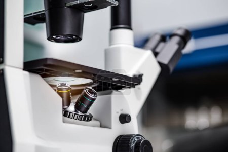 Foto de Primer plano del microscopio invertido, microscopía con lente metálica para bioensayo en el laboratorio. Investigación para el desarrollo farmacéutico, médico y biotecnológico en el laboratorio. - Imagen libre de derechos
