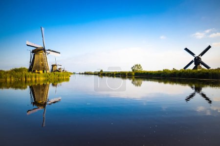 Téléchargez les photos : Photo horizontale des célèbres moulins hollandais de Kinderdijk, un site classé au patrimoine mondial de l'UNESCO. Sur la photo sont cinq des 19 moulins à vent à Kinderdijk, Hollande-Méridionale, Pays-Bas, qui sont construits - en image libre de droit