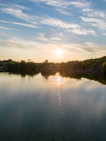 Téléchargez les photos : Panorama aérien Lever du soleil tôt sur le lac forestier. Nuages nocturnes noctilucents, lac brumeux d'été reflète le ciel. Photo de haute qualité - en image libre de droit