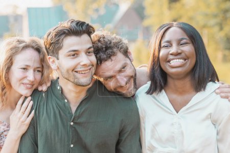 Radiant Diversity : Youth Friendship in a Joyful Selfie,. Photo de haute qualité, Embrassez l'esprit de la jeunesse et l'amitié comme un groupe d'amis heureux, représentant diverses cultures et races, venez