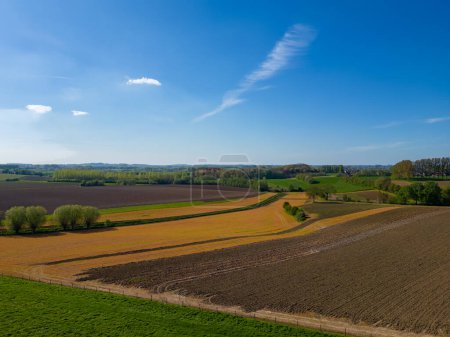Foto de Contempla la fascinante vista aérea de la zona belga de Pijottenland, donde parches de campos agrícolas vibrantes forman un impresionante mosaico de belleza. Este cautivador metraje muestra lo pintoresco - Imagen libre de derechos