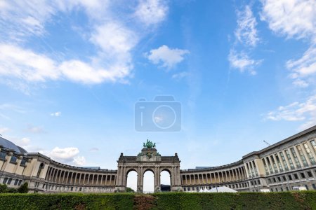 Téléchargez les photos : Bruxelles, Belgique, le 23 juin 2023. Parc du Cinquantenaire avec l'Arche construite pour l'indépendance béglienne à Bruxelles. Photo de haute qualité - en image libre de droit