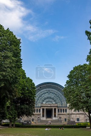 Téléchargez les photos : Bruxelles, Belgique, le 23 juin 2023. Entrée du Hall Nord du Parc du Cinquantenaire avec l'Arche construite pour l'indépendance béglienne à Bruxelles. Photo de haute qualité - en image libre de droit