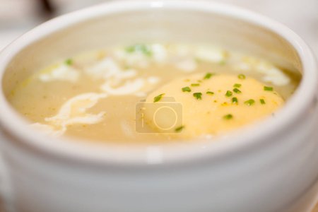 Téléchargez les photos : Laissez-vous tenter par la richesse de cette soupe crémeuse, où les saveurs se fondent en parfaite harmonie. Un délicieux morceau de beurre flotte doucement à la surface, promettant une expérience culinaire luxueuse. Délice salé - en image libre de droit