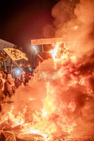 Foto de Turnhout, Amberes, Bélgica, 28 de enero de 2024, Esta imagen es un primer plano del tumultuoso incendio en la protesta de los agricultores en Turnhout, Bélgica, contra el Acuerdo de Nitrógeno. El fuego domina el - Imagen libre de derechos