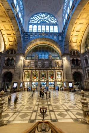Téléchargez les photos : Anvers, Belgique, 25 janvier 2024, Cette photographie présente une vue intérieure majestueuse de la gare centrale d'Anvers, soulignant son design opulent. La grande fenêtre en verre, plafond complexe - en image libre de droit