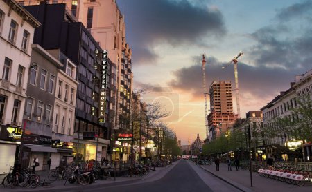 Téléchargez les photos : Anvers, Belgique, le 23 mars 2019, Cette image capture avec éloquence l'essence de De Keyserlei à Anvers pendant le coucher du soleil. Le ciel, peint avec des teintes de violet et d'orange, offre un - en image libre de droit
