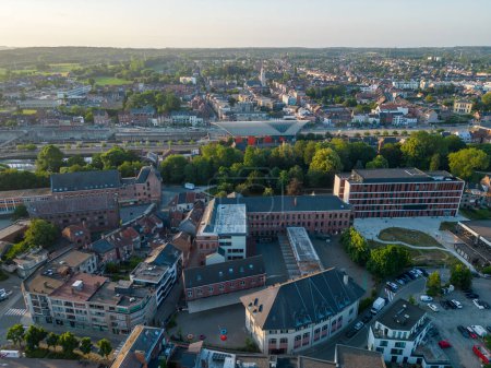 Esta fotografía aérea muestra el corazón de Halle, capturando el crecimiento dinámico y la diversidad arquitectónica de las ciudades. El primer plano presenta una mezcla de estructuras modernas y clásicas, demostrando