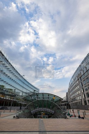 BRUSELAS, BÉLGICA, 23 de junio de 2023: Entrada a la estación Bruselas-Luxemburgo bajo un majestuoso cielo, flanqueado por modernos edificios de vidrio, enfatizando una mezcla de transporte y arquitectura. Cielo dramático