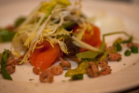 Téléchargez les photos : Ce délice gastronomique propose de succulentes crevettes accompagnées de tomates mûres et d'un assortiment de légumes verts croustillants. La vinaigrette acidulée arrosée crée une symphonie de saveurs, offrant un rafraîchissant et - en image libre de droit