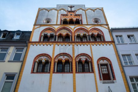 Trier, Rijnland-Palts, Deutschland, 23. März 2024, Diese vertikale Aufnahme fängt die eindrucksvolle romanische Renaissance-Architektur in Trier ein. Es zeigt die Gebäude lebhaft weiß, gelb und rot