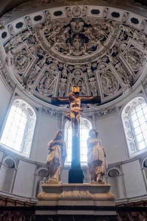 Téléchargez les photos : Trèves, Rijnland-Palts, Allemagne, 23 mars 2024, Une représentation saisissante de la Crucifixion, contre le dôme orné de sculptures de la cathédrale de Trèves. La figure dorée du Christ sur la croix est - en image libre de droit