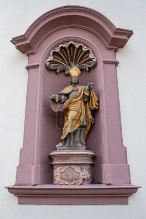 Téléchargez les photos : Trèves, Rijnland-Palts, Allemagne, 23 mars 2024, La statue de Saint Nicolas, ornée d'accents dorés, est placée avec respect dans une niche mauve. Les évêques mitre et les vêtements sont - en image libre de droit