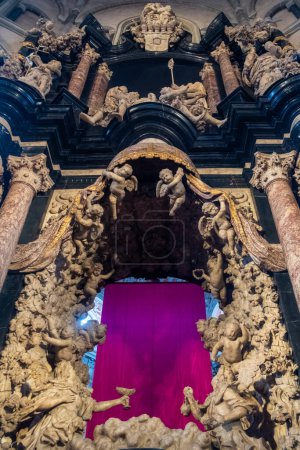 Foto de Tréveris, Rijnland-Palts, Alemania, 23 de marzo de 2024, Un exquisito ejemplo de arte barroco dentro de la Catedral de Tréveris, este conjunto escultórico emana drama y detalles intrincados. Ángeles y - Imagen libre de derechos