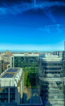 Téléchargez les photos : L'horizon urbain bénéficie d'une architecture moderne face à un ciel bleu vif dans ce plan en haut-angle d'une ville animée - en image libre de droit