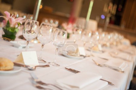 Belle configuration de table avec verrerie et fleurs pour un événement spécial, comme une célébration ou un dîner formel